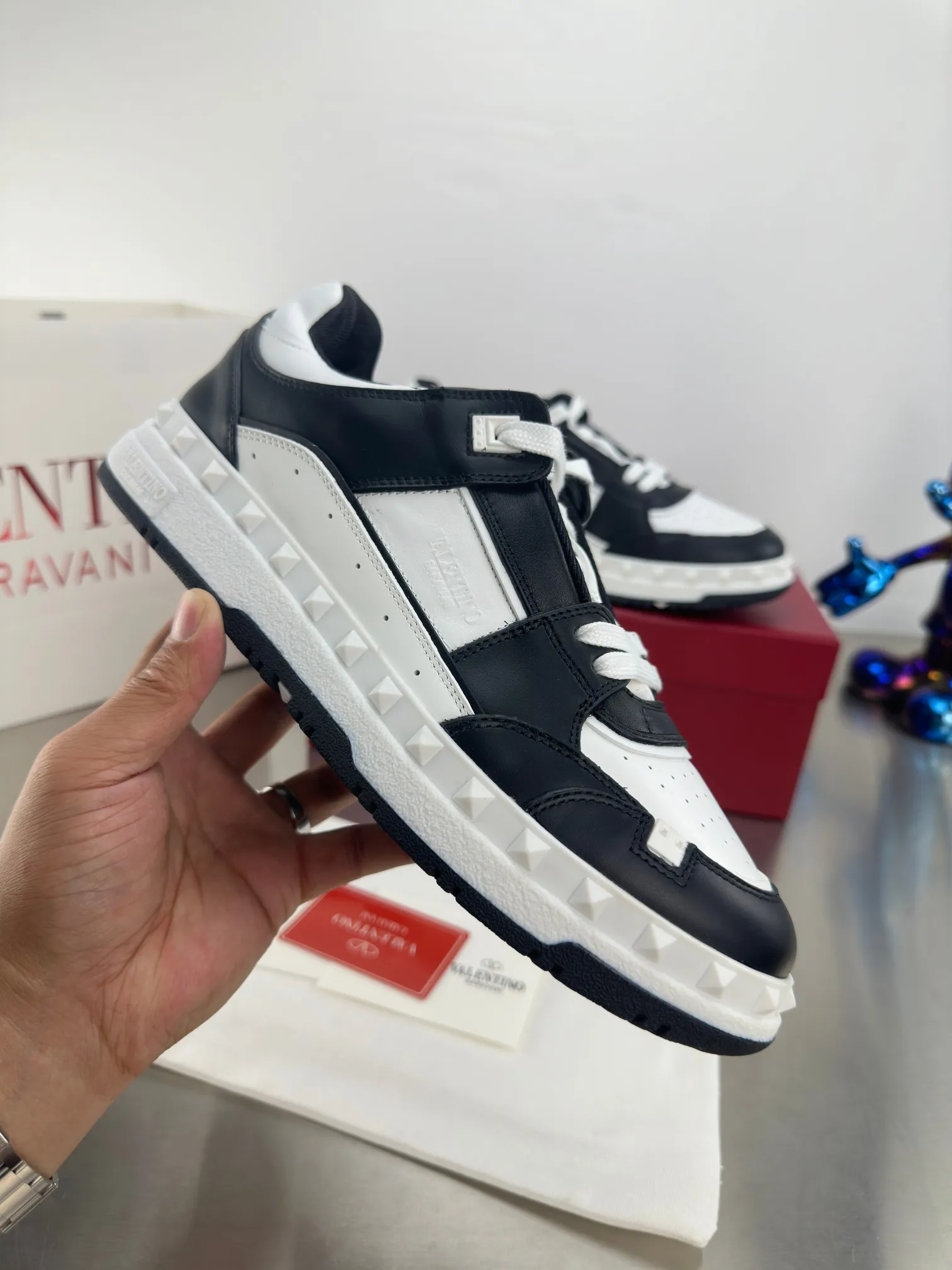 👟👟Ex-factory price 640👟👟 🔺Valentino🔺 Valentino VT 2024 early spring white shoes casual shoes! Top version!  Original 1:1 mold opening! Lasting + oil edge craftsmanship, classic splicing, fashionable and versatile, 🎁Full set of packaging at the same time at the counter. Fabric: Customized cowhide. Lining: Original breathable mesh. Outsole: Original TPU material outsole. Non-slip and wear-resistant. Size: Female 35-40! Male 39～45